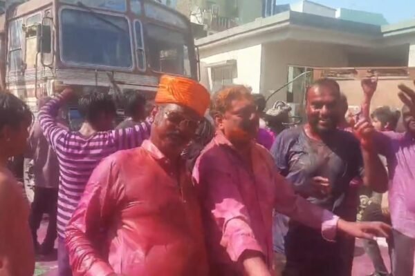 रतलाम की रंगारंग गैर, मौज-मस्ती में झूमे दीवाने, खूब उड़ा रंग गुलाल
